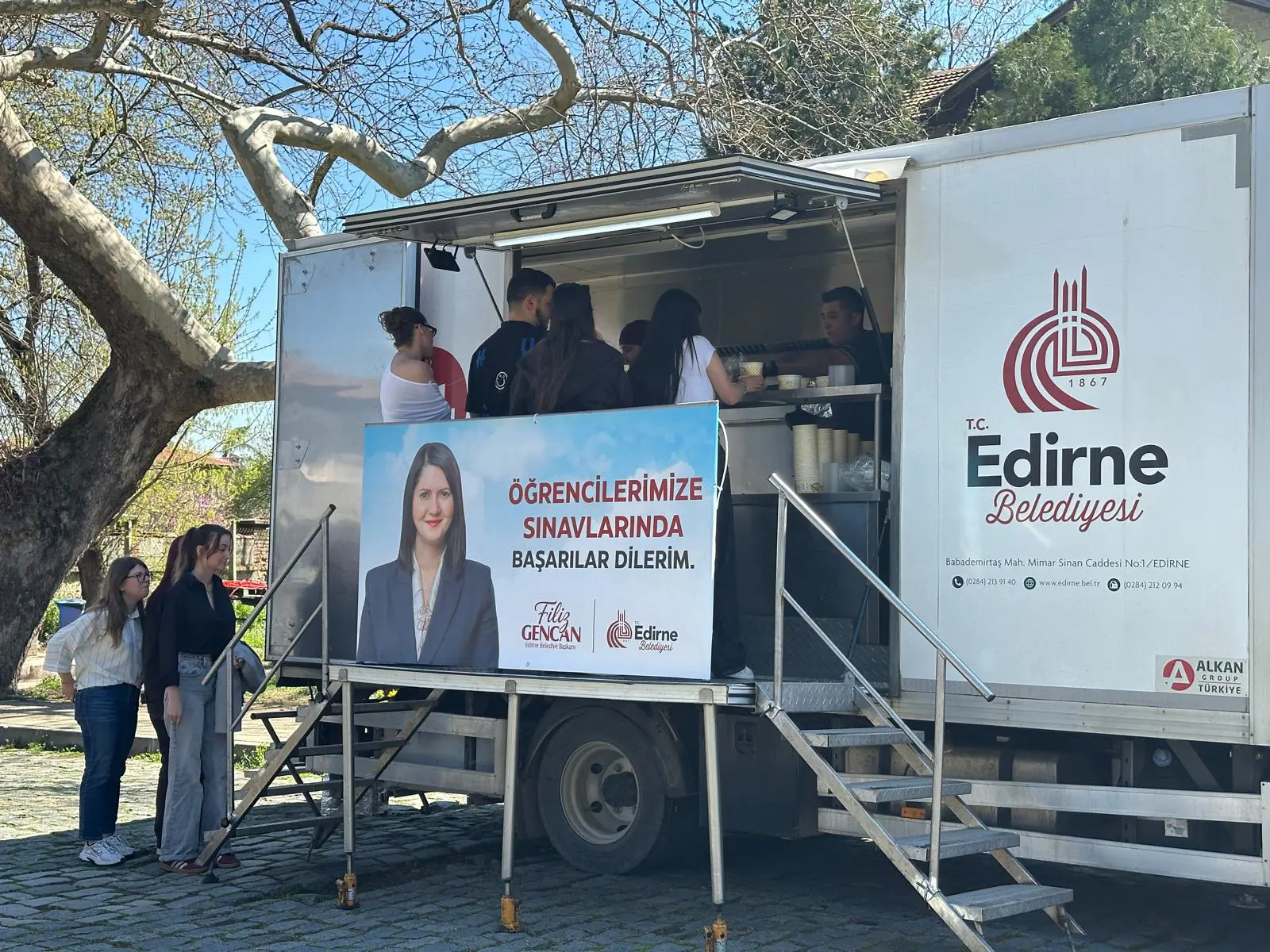 EDİRNE BELEDİYESİ’NDEN VİZE HAFTASINDA ÖĞRENCİLERE DESTEK: SICAK ÇORBA VE LOKMA İKRAMI DEVAM EDİYOR galeri görseli